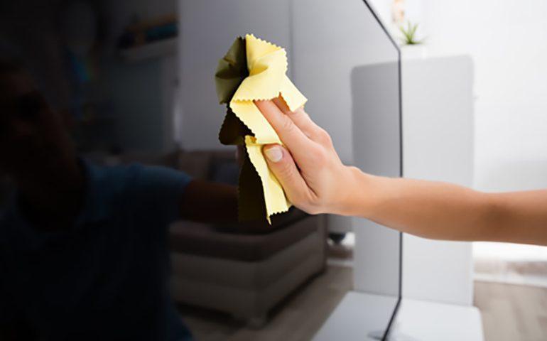 نحوه پاک کردن جای انگشت از روی صفحه تلویزیون نحوه پاک کردن جای انگشت از روی صفحه تلویزیون
