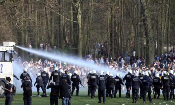 خبرنگاران پلیس بلژیک با تجمع کنندگان در بروکسل درگیر شد
