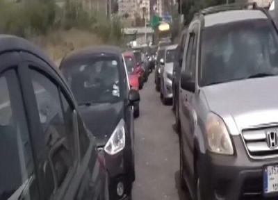 صفهای طولانی مقابل پمپ بنزین ها در لبنان