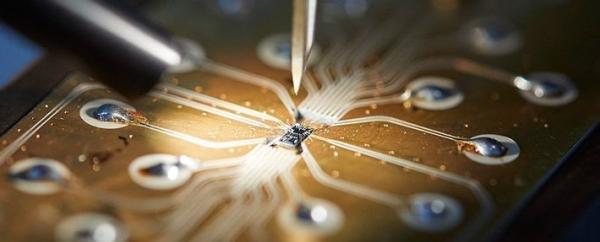 تراشه کریستالی؛ منظره نو برای دستیابی به یارانه کوانتومی عظیم مقیاس