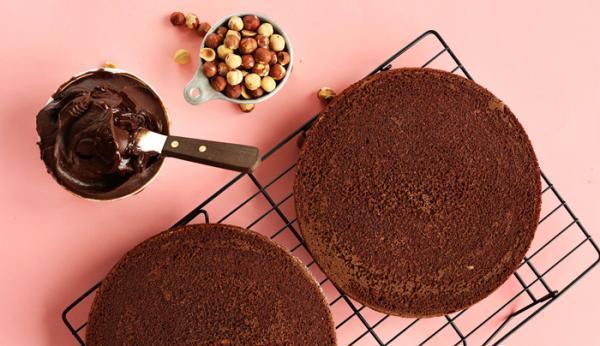 مقاله: طرز تهیه کیک شکلاتی خیس مغزدار؛ با فر و بدون فر